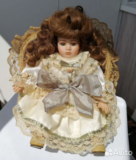 Кукла в кресле, фарфоровая, 90х годов
