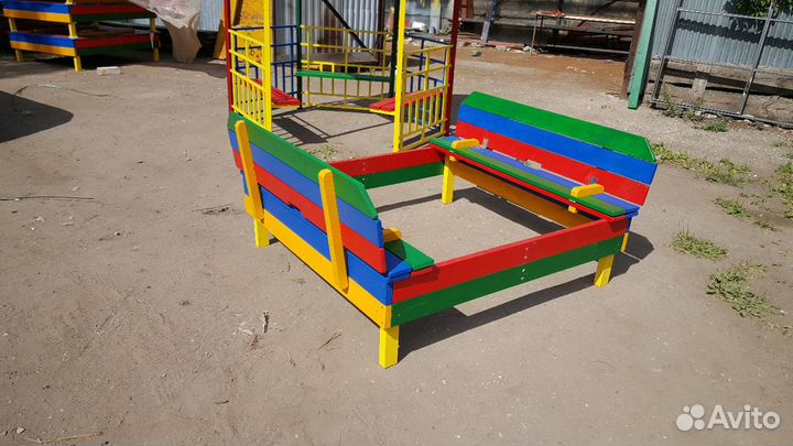 Детская песочница с крышей