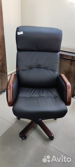 Офисное кресло руководителя