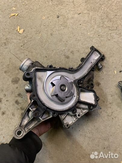 Помпа (водяной насос) с термостатом мерседес м112