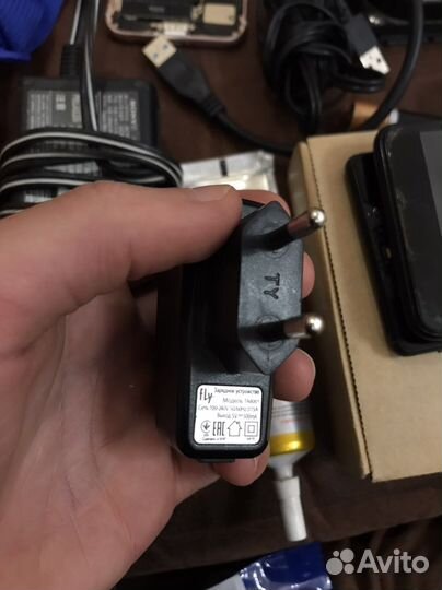 Зарядники много