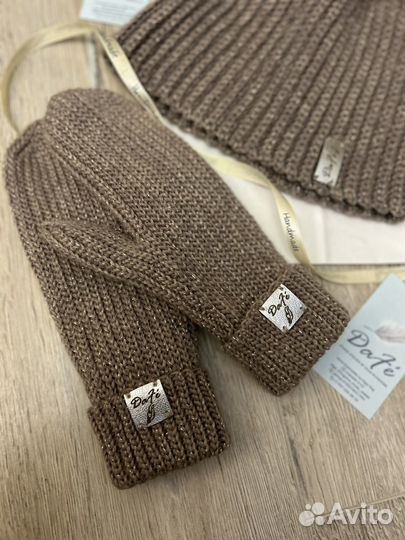 Вязаный комплект Шапка и Варежки