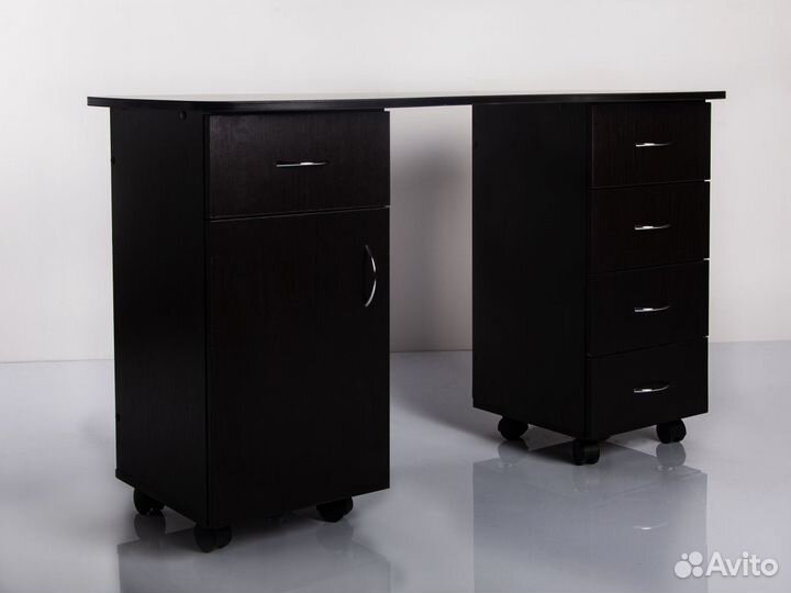 Стол маникюрный 