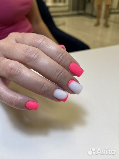Маникюр и укрепление ногтей гелем