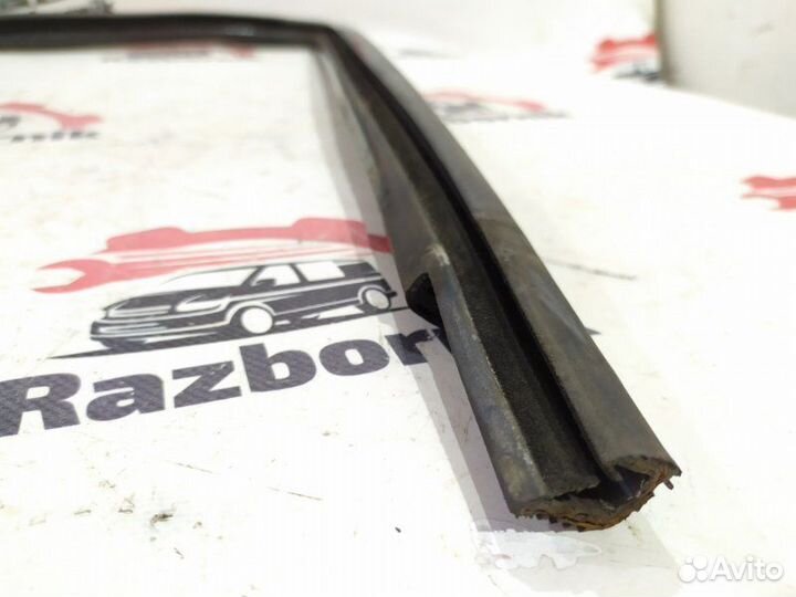 Уплотнительная резинка боковой двери передняя