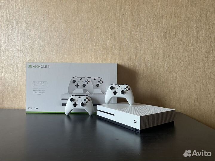 Xbox One S 1tb как новая + 2 геймпада + игры