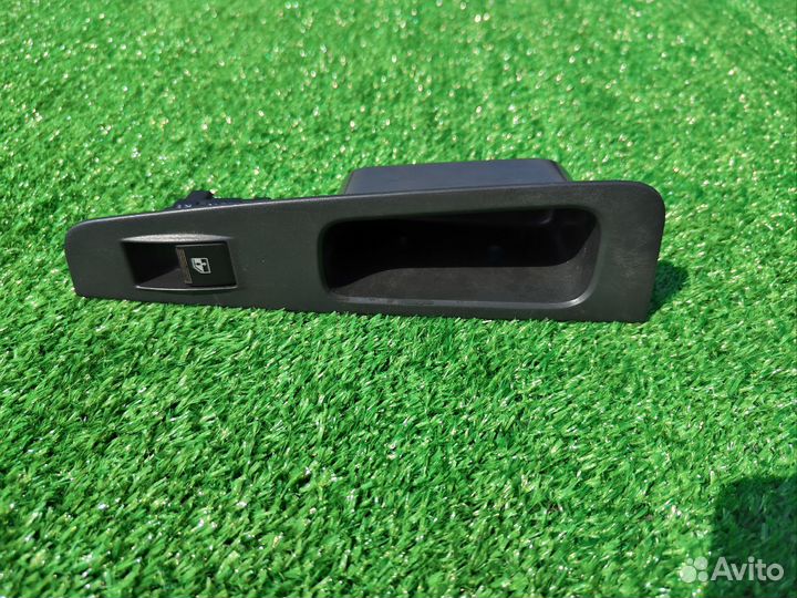 Кнопка стеклоподъемника задней левой двери priora