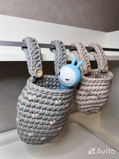 Вязанный органайзер на кроватку