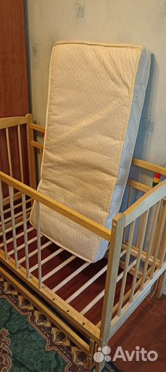 Детская кроватка с маятником