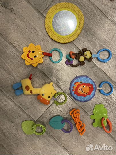 Развивающий коврик с игрушками