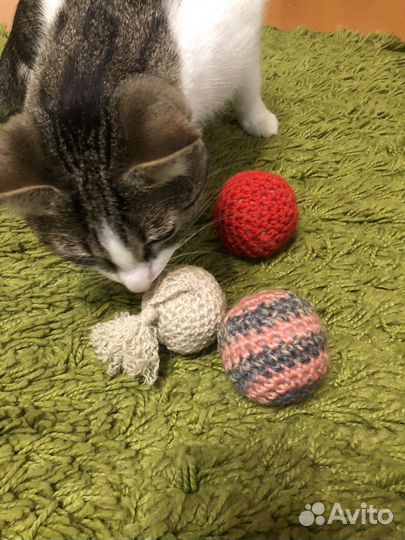 Вязанные мячики для котят