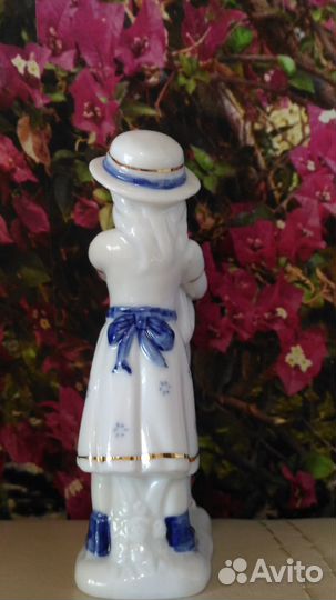 Статуэтка. Фарфор. Девочка с собачкой