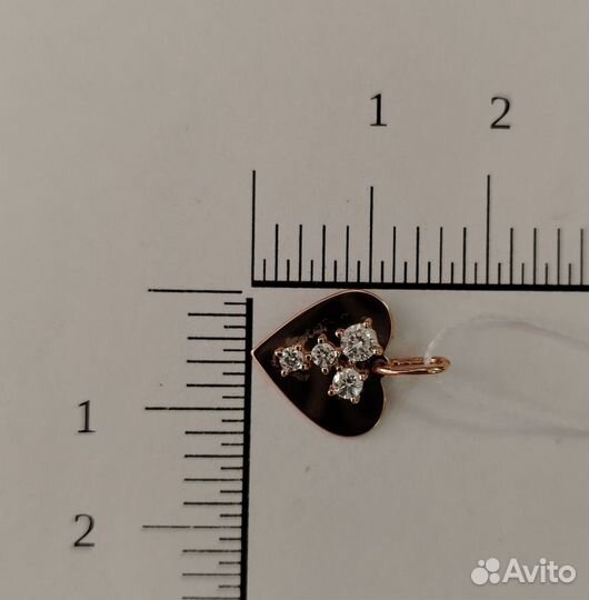 Золотая подвеска с камнем