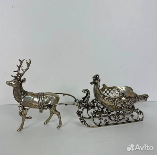Серебряная декоративная скульптура “Рождественский олень с санями”