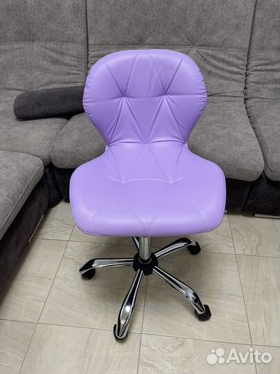 Стул ракушка для мастера на колесиках