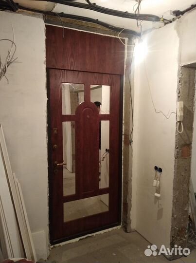 Входная дверь с зеркалом