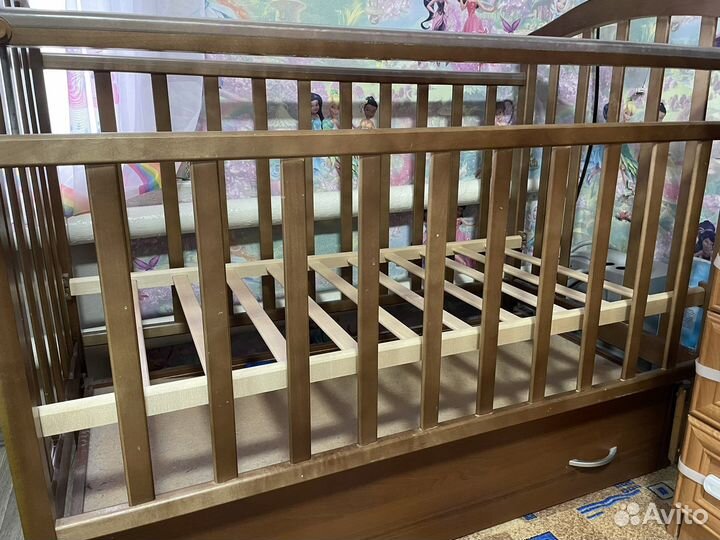 Детская кроватка с продольным маятником