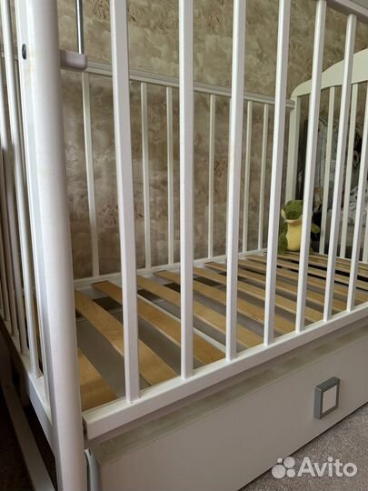 Детская кроватка с маятником и ящиком