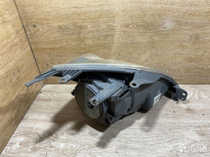 Фара левая Ford Fiesta 5 рестайлинг 142492