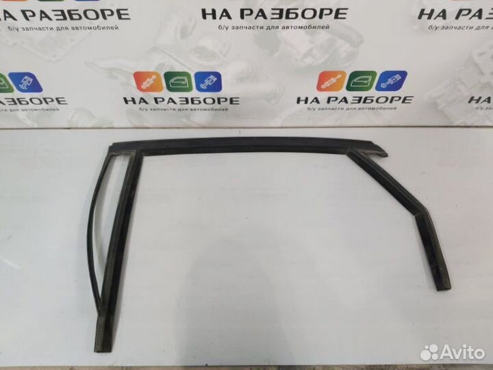 Уплотнительная резинка стекла двери задняя левая