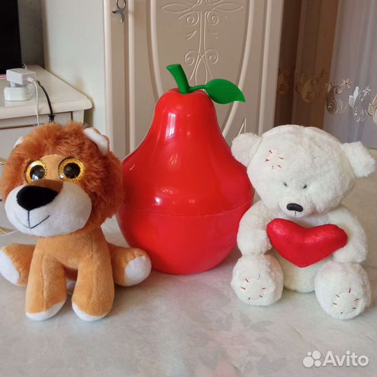 Лев и груша декоративная