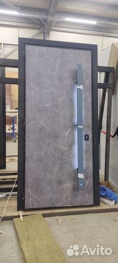 Металлические двери новые стильные