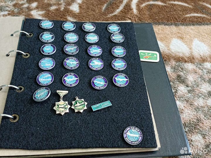Значки СССР в альбоме