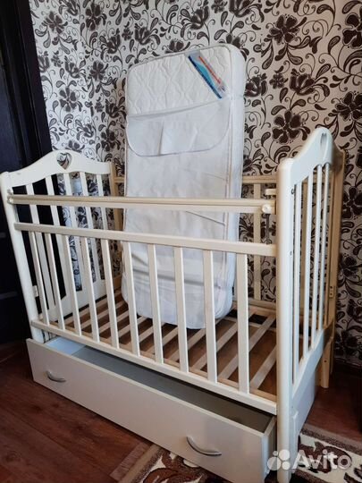 Детская кроватка с продольным маятником