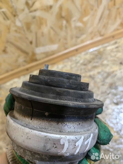 Подушка двигателя мерседес Е211 левая 2112400317