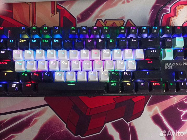 Механическая клавиатура на синих свечах