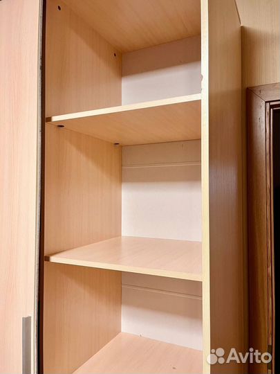 Шкаф с раздвижными дверцами и зеркалом