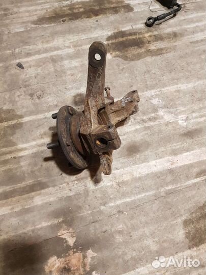 Кулак поворотный левый Mitsubishi lancer 9