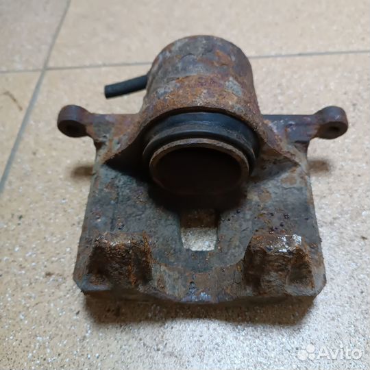 Суппорт передний правый subaru legacy 2