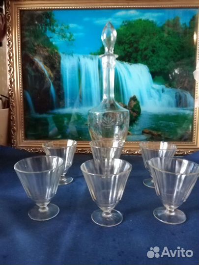 Старинный графин и рюмки лафитники