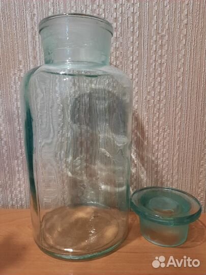 Старинная банка с крышкой