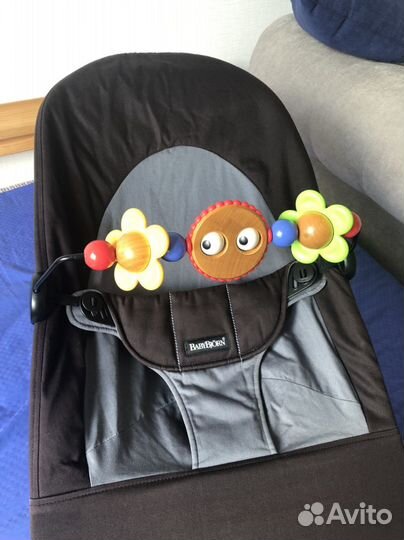 Шезлонг BabyBjorn оригинал с деревянной игрушкой