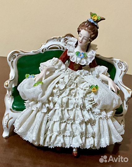 Дама на диване. ackermann & fritze