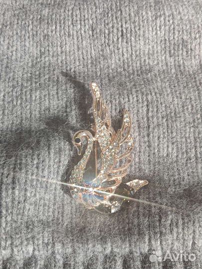 Брошь лебедь с чёрным камнем