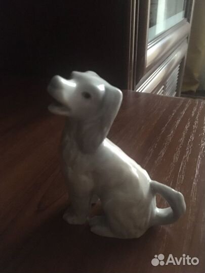 Фарфоровая статуэтка собачки