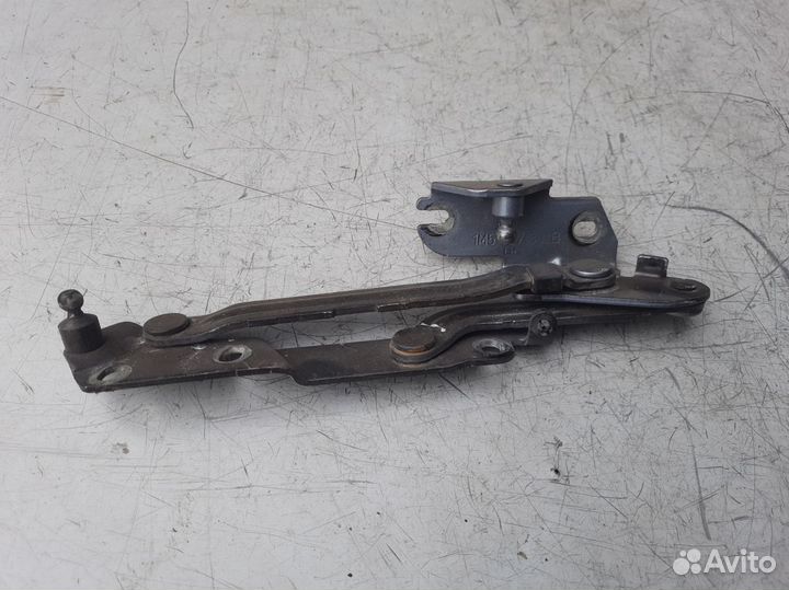 Петля крышки багажника левая Шкода Фабия