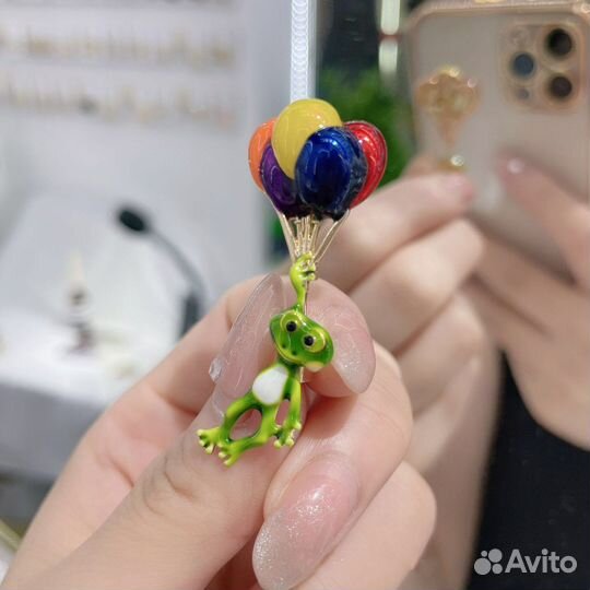 Брошь лягушка с шарами
