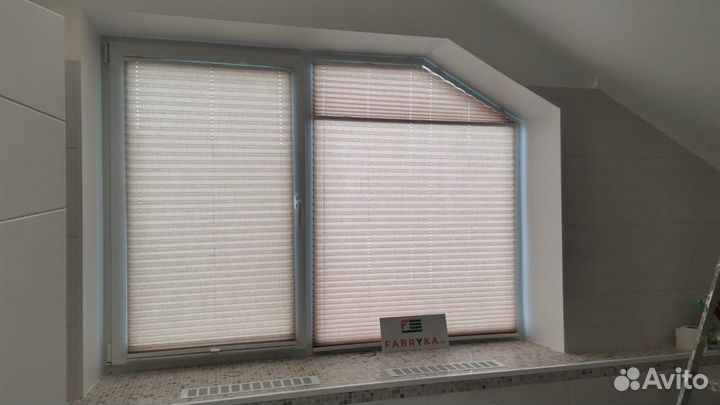 Светлые шторы на косые окна