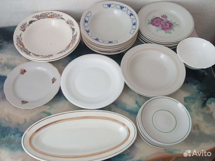 Тарелки и блюдца