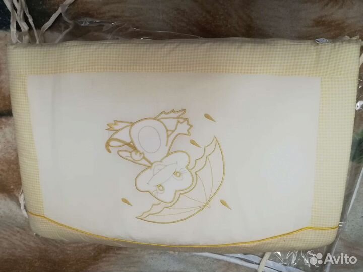 Детская кроватка с маятником