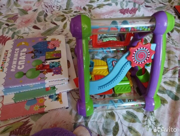 Игрушки и книги для малыша