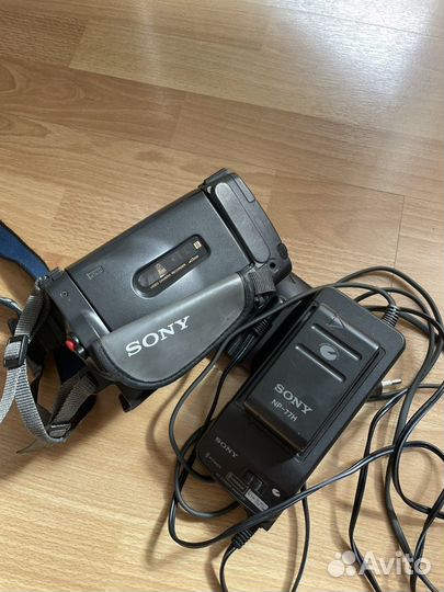 Видеокамера Sony CCD-TR503E