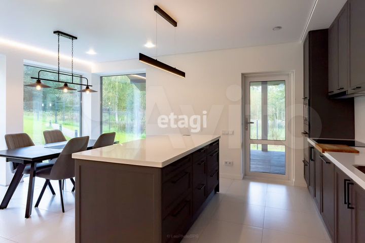 Дом 205 м² на участке 9,6 сот.