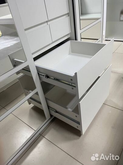 Шкаф белый 1700 мм в наличии