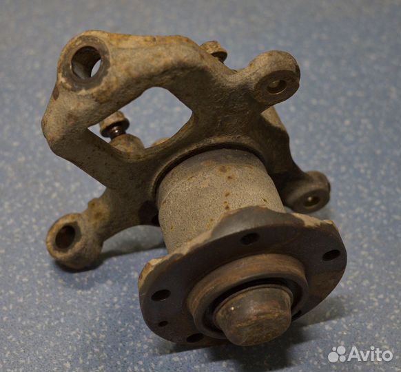 Поворотный кулак на Мерседес Спринтер до 2006 прав