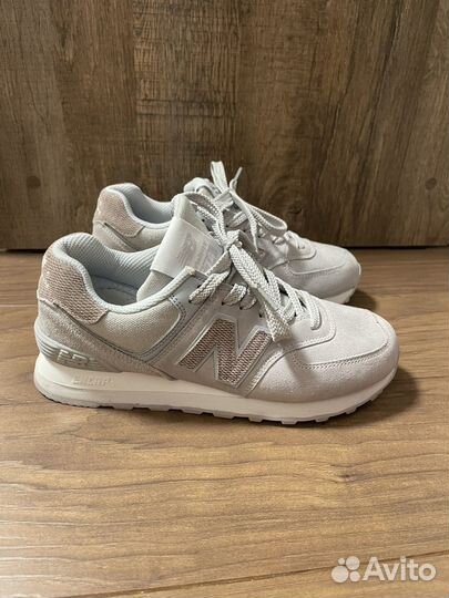 Кроссовки женские